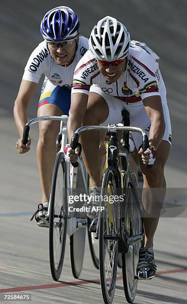 Mar del Plata, ARGENTINA: La venezolana Daniela Larreal y la colombiana Diana Garcia definen la competencia de ciclismo keirin de los VIII Juegos...