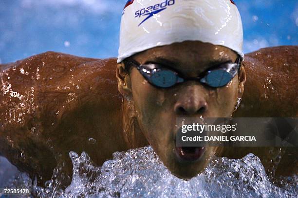 Buenos Aires, ARGENTINA: El colombiano Julio Galofre gana la medalla de plata en los 200m Mariposa con un tiermpo de 2:04.56, durante los VIII Juegos...