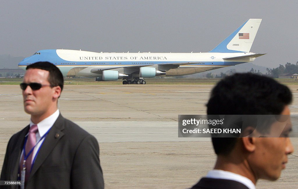 A US security officer (L) and his Vietna