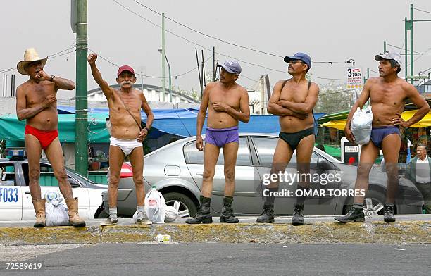 Five peasants, members of the indigenous activist group 400 Pueblos, strip off in front of the Fine Arts Palace in Mexico City 16 November 2006,...