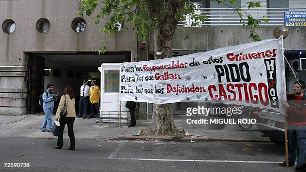 Integrantes de organismos defensores de los Derechos Humanos desplegan un cartel frente a la Carcel Central y Jefatura Policial de Montevideo en la...