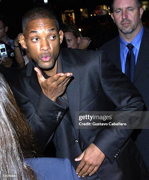 Will Smith blows a kiss to the crowd at the premiere for "Pursuit of Happyness" on November 16, 2006 in Miami Beach , Florida.