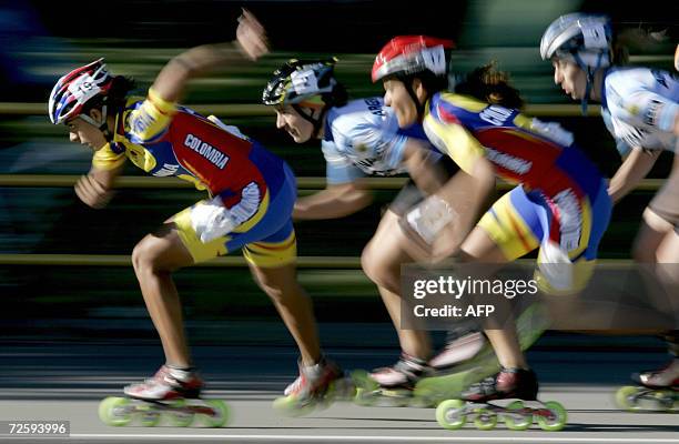 Mar del Plata, ARGENTINA: Las colombianas Liana Holguin y Kelly Martinez defienden la punta del peloton ante el ataque de las argentinas Silvina...