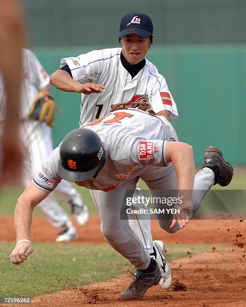 Japan's second baseman Watanabe Naoto touches Netherlands' Dirk van't Klooster between first and second bases during the 16th Intercontinental...