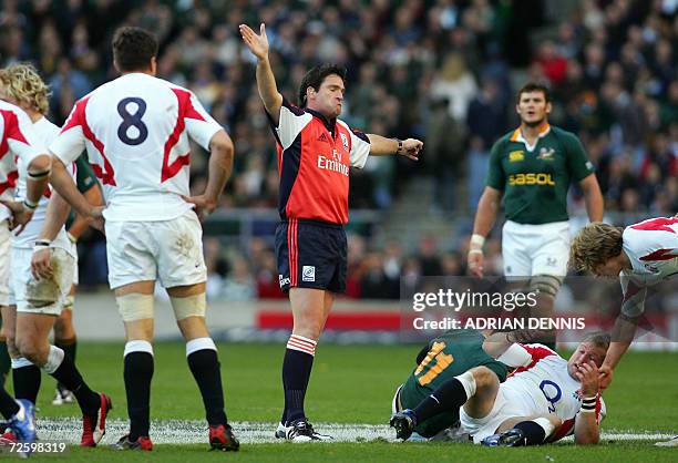 London, UNITED KINGDOM: Referee Steve Walsh of New Zealand gives a decision while England's Captain No. 8 Martin Corry looks on against South Africa...