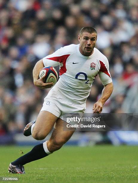 Ben Cohen of England runs with the ball during the Investec Challenge match between England and South Africa at Twickenham on November 18, 2006 in...