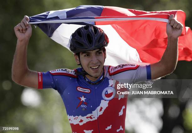 Mar del Plata, ARGENTINA: El chileno Jorge Reyes festeja al finalizar la competencia de patin 3000m puntos ruta y adjudicarse la Medalla de Oro,...