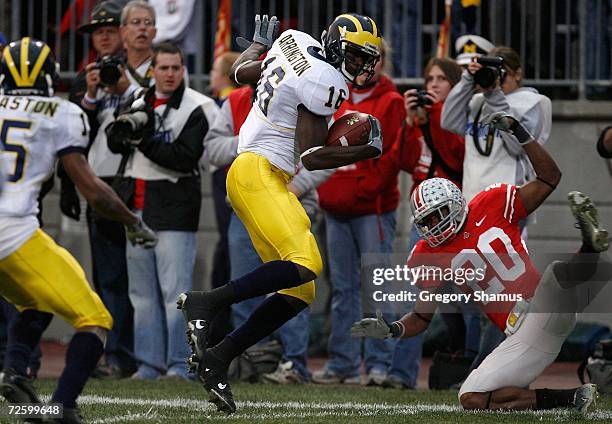 Adrian Arrington of the Michigan Wolverines makes 37-yard touchdown reception in the second quarter against Donald Washington of the Ohio State...