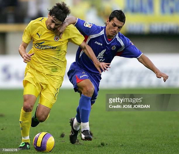 Villarreal's Ruben Cani figths for the ball with Getafe's Javier Casquero during Spanish league football match at Madrigal Satdium in Villarreal 19...