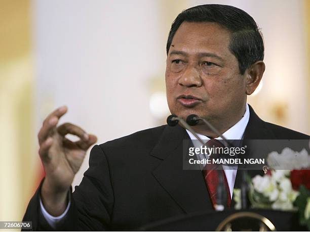 Indonesian President Susilo Bambang Yudhoyono speaks during a joint press conference with US President George W. Bush 20 November 2006 in Bogor,...