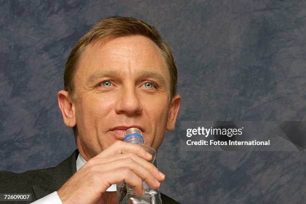 Daniel Craig Using Computer 91 Daniel Craig Fotos Photos – Daniel Craig Wie Alt – DCAD