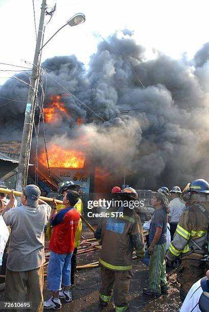 Un miembro del Cuerpo de Bomberos Voluntarios trata de controlar las llamas en el mercado La Terminal en Ciudad de Guatemala el 20 de noviembre de...