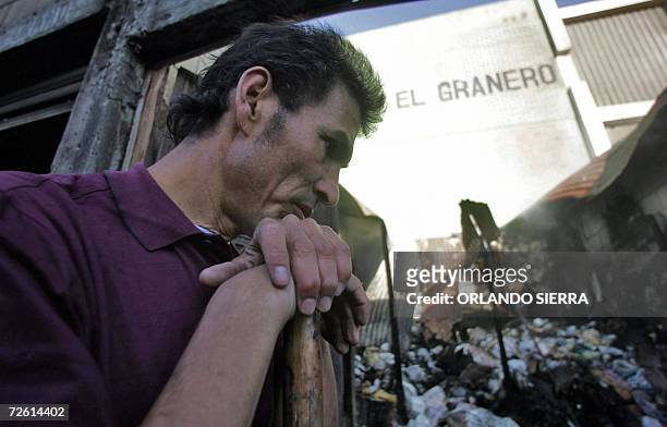 Salvador Recinos, observa los destrozos causados por un incendio en el mercado La Terminal, que dejo 18 vendedores muertos, 150 locales arrasados y 7...
