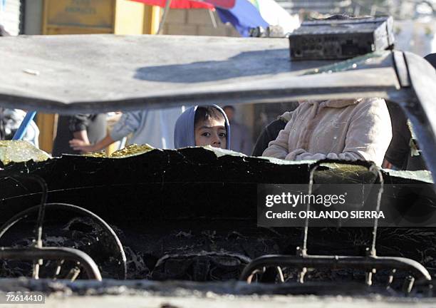 Un nino observa los destrozos que dejo un incendio en el mercado La Terminal, que dejo 18 vendedores muertos, 150 locales arrasados y 7 vehiculos...