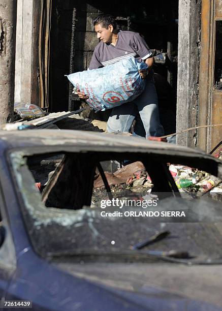 Un hombre retira un saco de papas de uno de los comercios destruidos por un incendio en el mercado La Terminal, de la zona 4 que dejo 18 vendedores...