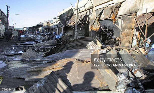 Vista de los destrozos causados por un incendio en el mercado La Terminal, de la zona 4 que dejo 18 vendedores muertos, 150 locales arrasados y 7...
