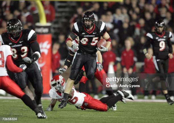 Brent Celek of the Cincinnati Bearcats carries the ball during the game against the Rutgers Scarlet Knights during the game on November 18, 2006 at...