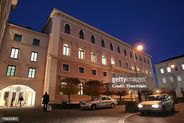 The Siemens headquarter on Wittelsbacher Platz is seen on November 20, 2006 in Munich, Germany. Five Siemens executives have been arrested in raids...