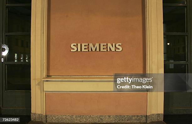 The Siemens headquarter on Wittelsbacher Platz is seen on November 19, 2006 in Munich, Germany. Five Siemens executives have been arrested in raids...