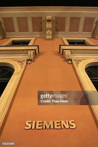 The Siemens headquarter on Wittelsbacher Platz is seen on November 19, 2006 in Munich, Germany. Five Siemens executives have been arrested in raids...