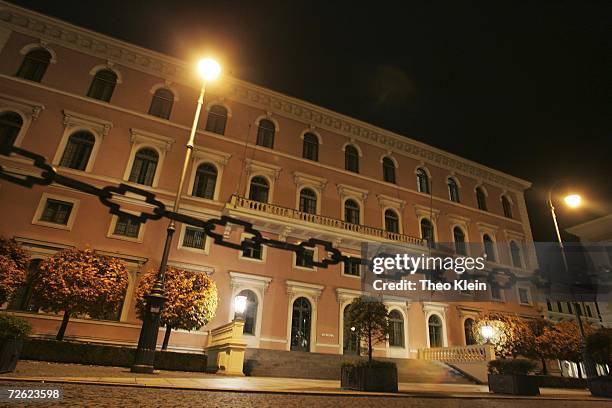 The Siemens headquarter on Wittelsbacher Platz is seen on November 19, 2006 in Munich, Germany. Five Siemens executives have been arrested in raids...