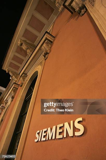 The Siemens headquarter on Wittelsbacher Platz is seen on November 19, 2006 in Munich, Germany. Five Siemens executives have been arrested in raids...