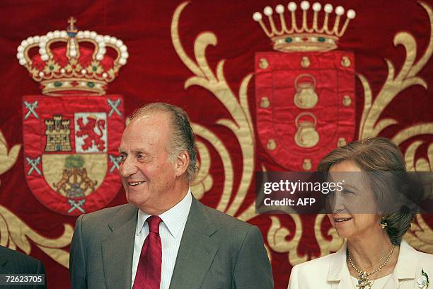 Santa Cruz de Tenerife, SPAIN: Spain's King Juan Carlos and Queen Sofia pose during their visit 22 November 2006 to the Canary Islands, in...