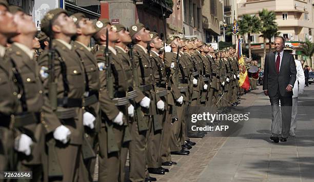 Santa Cruz de Tenerife, SPAIN: Spain's King Juan Carlos reviews the guard of honor during his visit with Queen Sofia 22 November 2006 to the Canary...