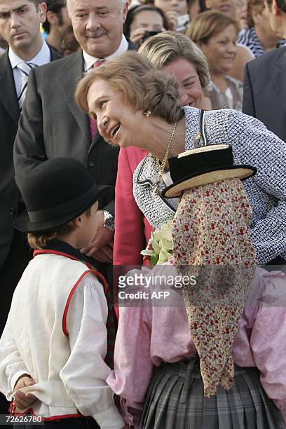 Santa Cruz de Tenerife, SPAIN: Spain's Queen Sofia speaks with children dressed in traditional costumes during a visit 22 November 2006 to the Canary...