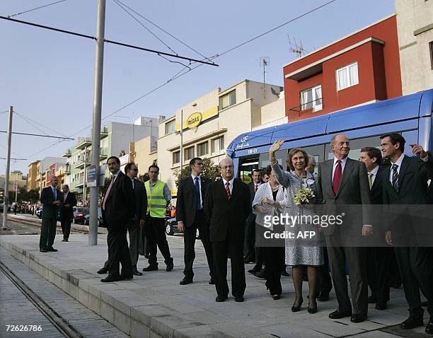 Santa Cruz de Tenerife, SPAIN: Spain's King Juan Carlos and Queen Sofia wait for the Tranvia train during a visit 22 November 2006 to the Canary...