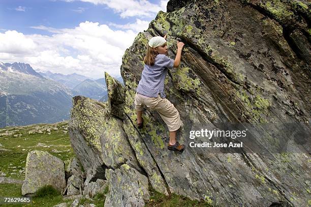 a young girl boulders on the granite rock near the aiguille du midi cable car (plan de l'aiguille). - aiguille de midi stock-fotos und bilder