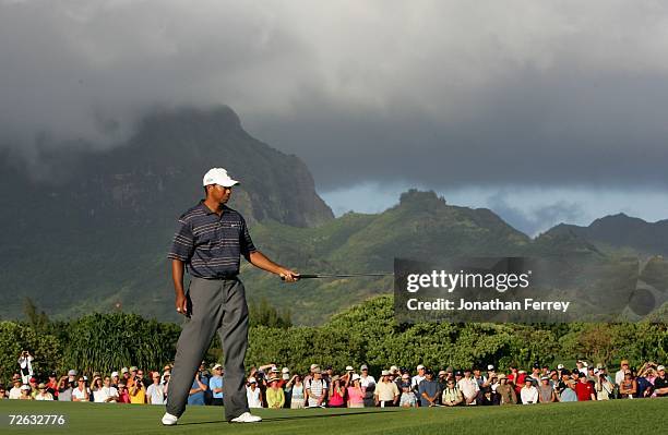 Tiger Woods watches his putt on the 16th hole en route to winning the PGA Grand Slam of Golf on November 22, 2006 at the Poipu Bay Golf Course in...