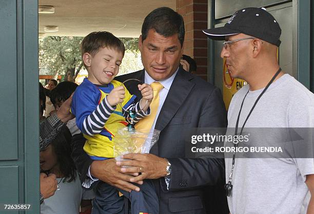 Rafael Correa, candidato presidencial de Alianza Pais, recoge a su hijo Miguel de la escuela en Quito, el 23 de noviembre de 2006. El millonario...
