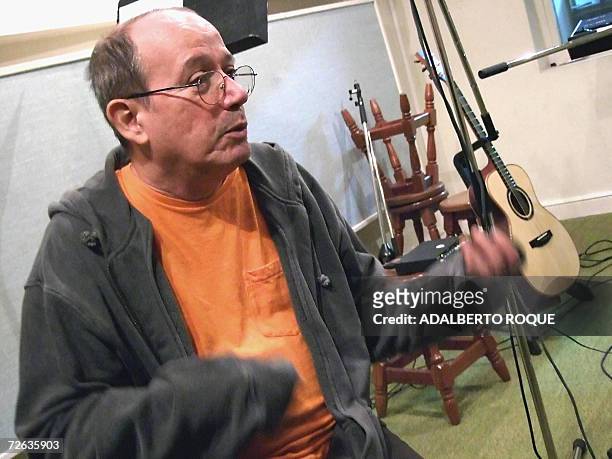 El cantautor cubano Silvio Rodriguez conversa en su estudio Ojala, durante una entrevista con la AFP en La Habana el 23 de noviembre de 2006. El...