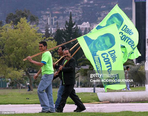 Un grupo de simpatizantes del candidato presidencial izquierdista Rafael Correa, de Alianza Pais, camina hacia el acto de cierre de campana de su...