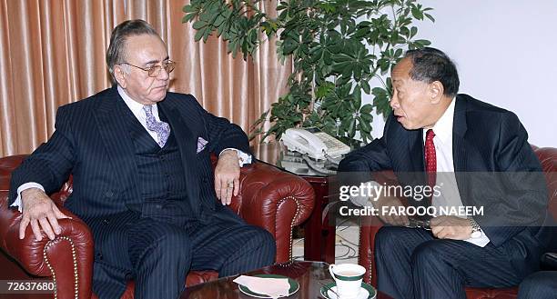 Pakistan's Foreign Minister Khurshid Mahmud Kasuri talks with his visiting Chinese counterpart Li Zhaoxing during a meeting in Islamabad, 24 November...