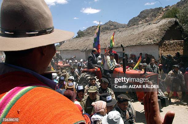 Evo Morales presidente de Bolivia conduce un tractor a su llegada a la localidad de Penas, a 97 Km de La Paz el 14 de noviembre de 2006. Morales...