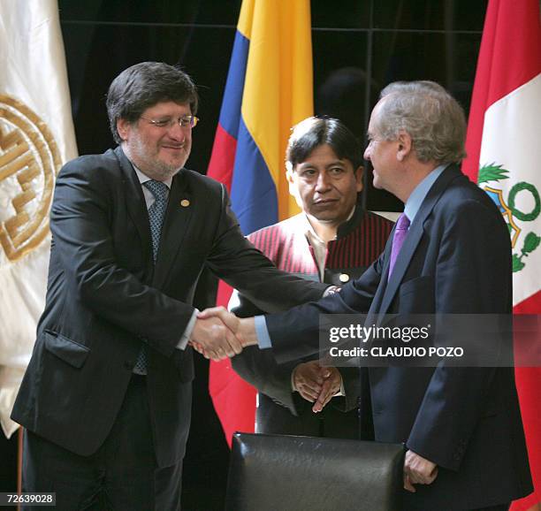 El ministro de Relaciones Exteriores de Chile, Alejandro Foxley saluda al canciller de Ecuador Francisco Carrion , observados por el canciller de...