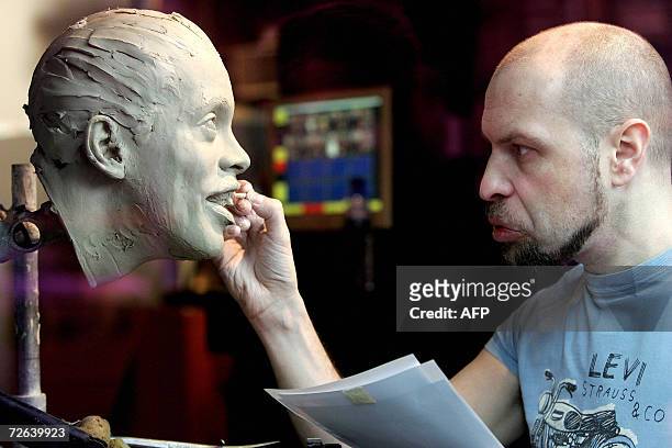 Amsterdam, UNITED STATES: British sculptor Paul Bennett of London's Tussauds Studios works on a Ronaldinho figure at Madame Tussauds wax museum in...