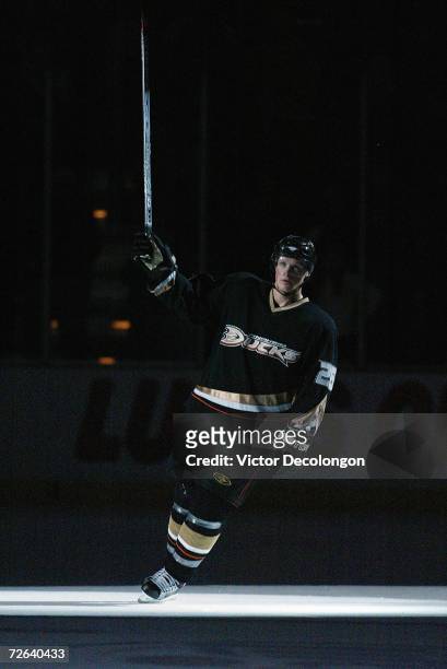 Samuel Pahlsson of the Anaheim Ducks acknowledges the fans after being named as one of the stars of the game by the media after defeating the New...