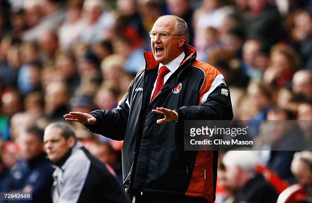 Coach Les Reed of Charlton Athletic instructs his team during the Barclays Premiership match between Charlton Athletic and Everton at The Valley...