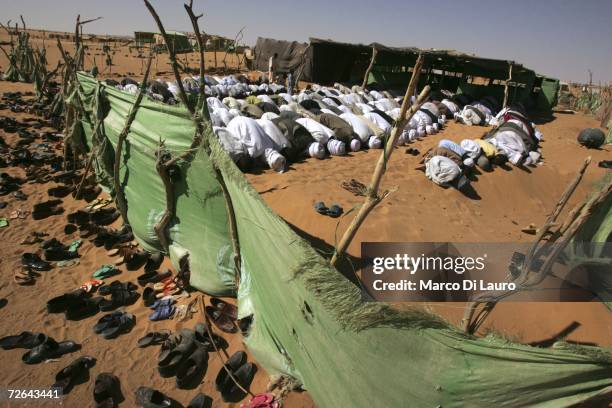 Sudanese refugees pray at an improvised mosque during the Friday prayer in the Oure Cassoni Refugee Camp November 24, 2006 in Bahai, Chad. Since...