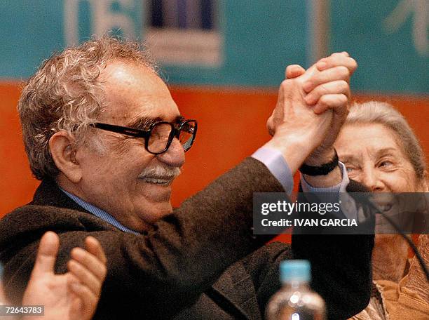 El escritor colombiano Gabriel Garcia Marquez asiste a la entrega del galardon Premio Literatura 2006 al escritor mexicano Carlos Monsivaisen, en...