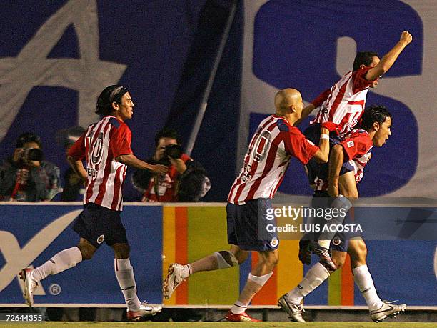 Jugadores de Guadalajara celebran su gol contra de Cruz Azul, durante el juego de la liguilla del torneo Apertura 2006 del futbol mexicano el 25 de...