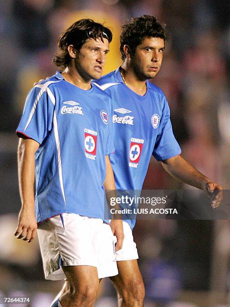 Gabriel Pereyra y Luis Orozco de Cruz Azul, abandonan el campo de juego luego de empatar con Guadalajara durante el juego de la liguilla del torneo...