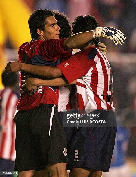Oswaldo Sanchez de Guadalajara celebra con sus companeros la clasificacion a semifinales al termino del partido contra Cruz Azul durante el juego de...