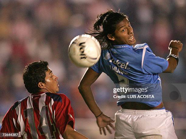 Joel Huiquie de Cruz Azul disputa el balon con Jose Antonio Patlan de Guadalajara, durante el juego de la liguilla del torneo Apertura 2006 del...