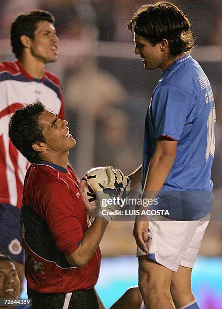 Gabriel Pereyra de Cruz Azul habla con Oswaldo Sanchez de Guadalajara, luego de una jugada durante el juego de la liguilla del torneo Apertura 2006...