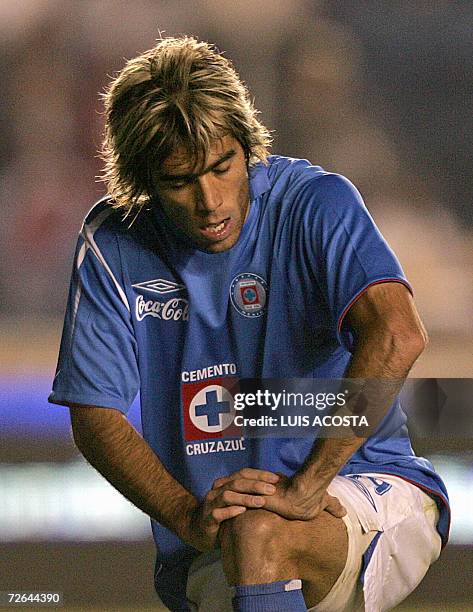 Marcelo Delgado de Cruz Azul se lamenta luego de marrar un gol contra Guadalajara, durante el juego de la liguilla del torneo Apertura 2006 del...