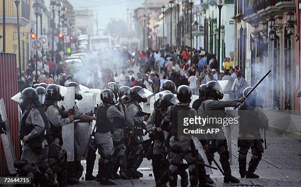 Federal policemen clash with members of Oaxaca People's Popular Assembly during a protest at the Santo Domingo Square in Oaxaca, 25 November 2006....